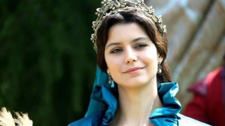 Beren Saat Returns to the Screen in the Film “Secret Closet”